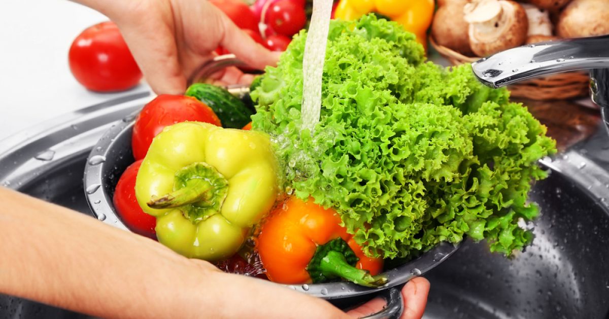Bolehkah Mencuci Buah dan Sayur Pakai Sabun? Simak Penjelasan Ahli Berikut