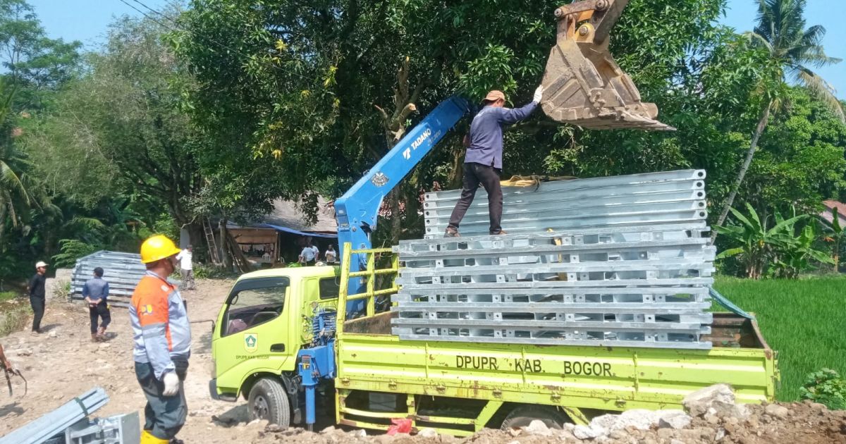 DPU Kabupaten Bogor saat memasang jembatan Bailey di Tanjungsari. Foto : Diskominfo