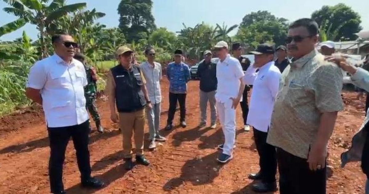 Ketua Komisi I DPRD Kabupaten Bogor, Muhammad Irvan Maulana saat meninjau Jalan Menuju SMPN 4 Gunung Putri dan GOM. Foto : Humas DPRD