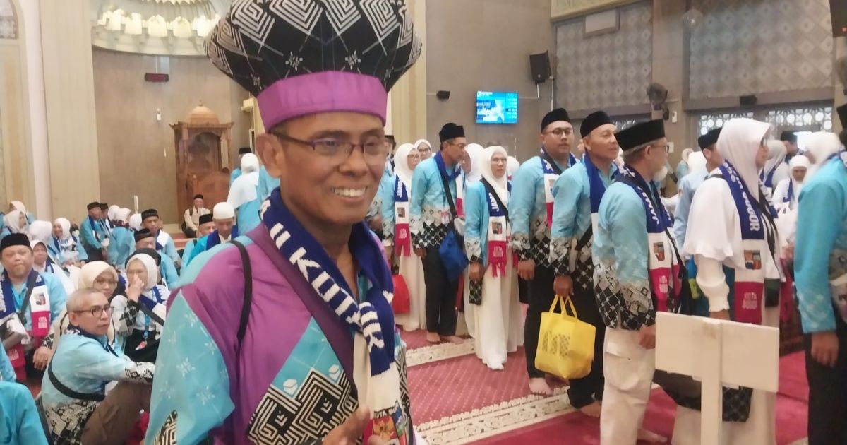 Topi Kubah dan Gamis Ungu Jadi Cara Afifi Pandu Jemaah Haji Bogor di Makkah