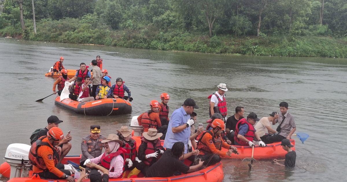 Bupati Bogor Rudy Susmanto saat menangkap ikan sapu-sapu di Situ Citatah. Foto : Sandi /bogorplus
