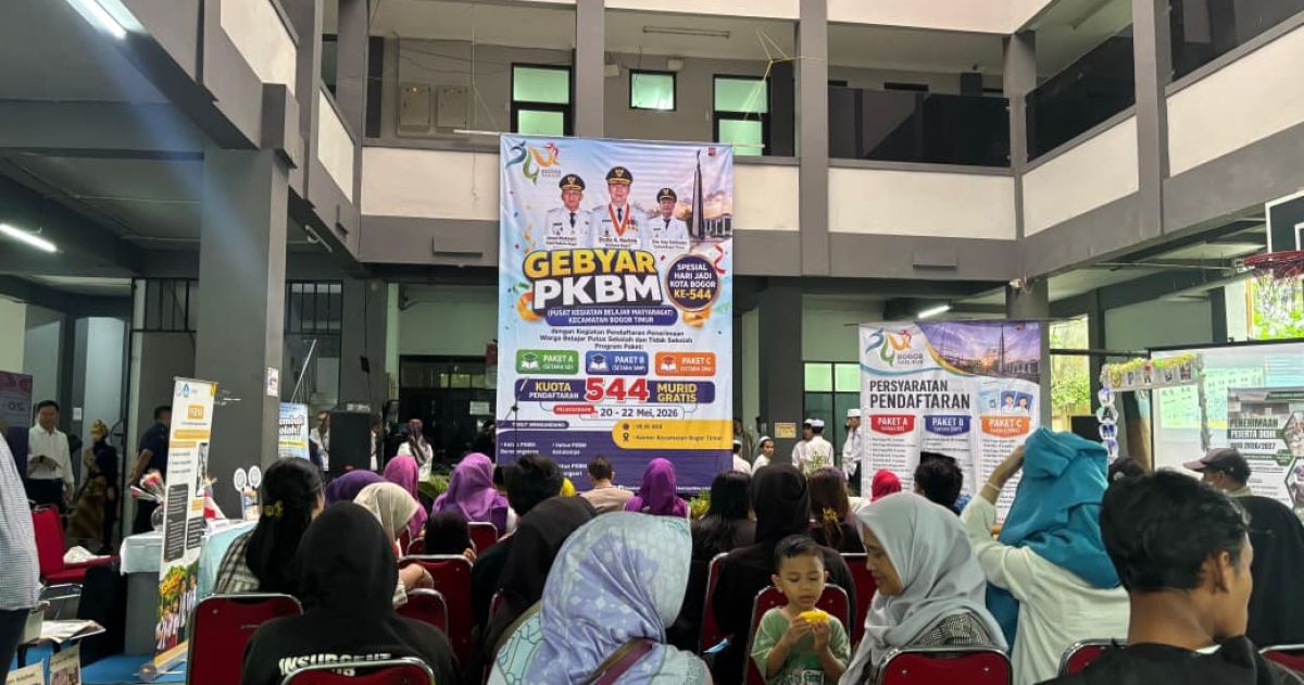 Sejumlah warga yang datang ke Kecamatan Bogor Timur, Kota Bogor, dalam program pendidikan keseteraan dengan penyelenggaran sekolah paket. Foto : Sandi / bogorplus