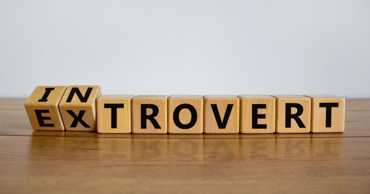 Kenali Perbedaan Introvert dan Ekstrovert dari Interaksi hingga Energi