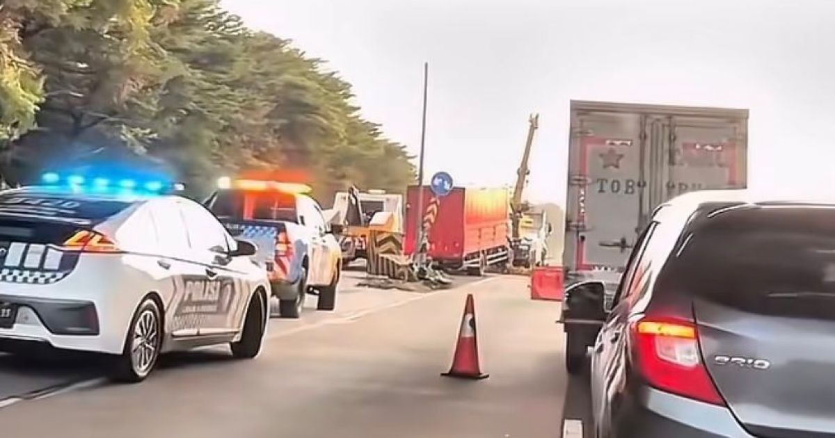 Pecah Ban di Tol Jagorawi, Truk Box Naik Guardrail di Exit Gunung Putri