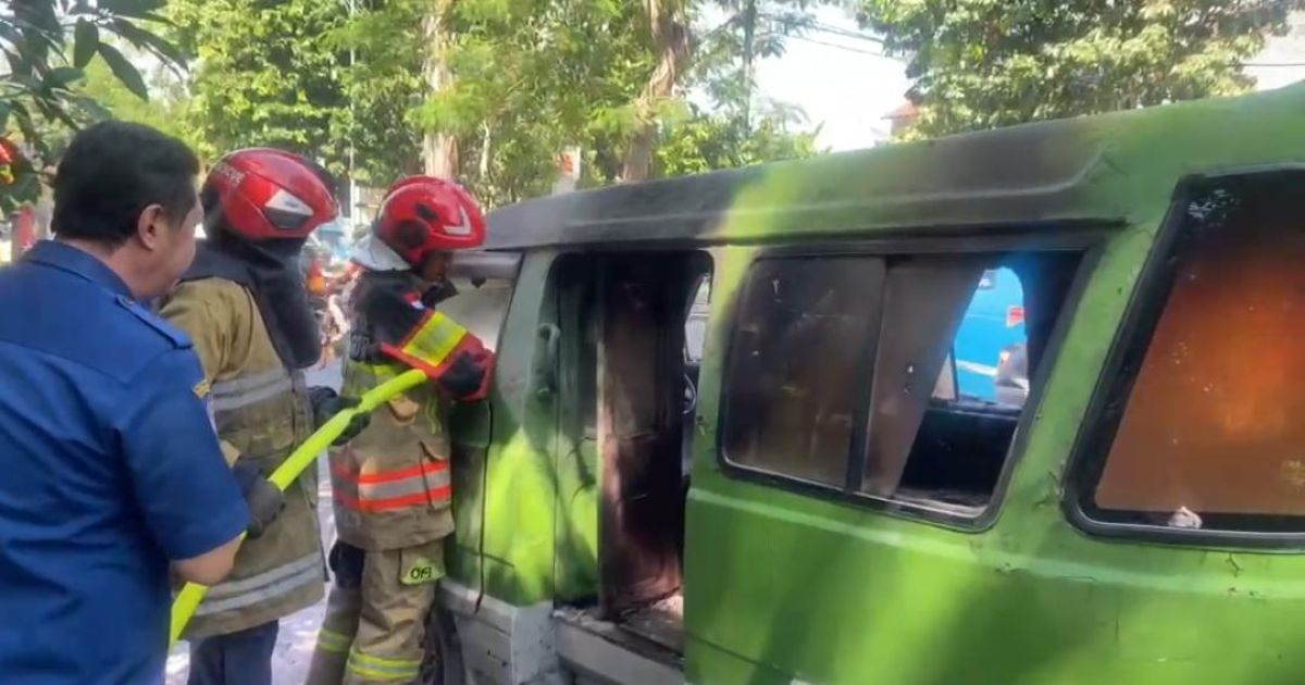 Korsleting Aki Bakar Angkot Tua Trayek 16 di Jalan Sudirman Bogor