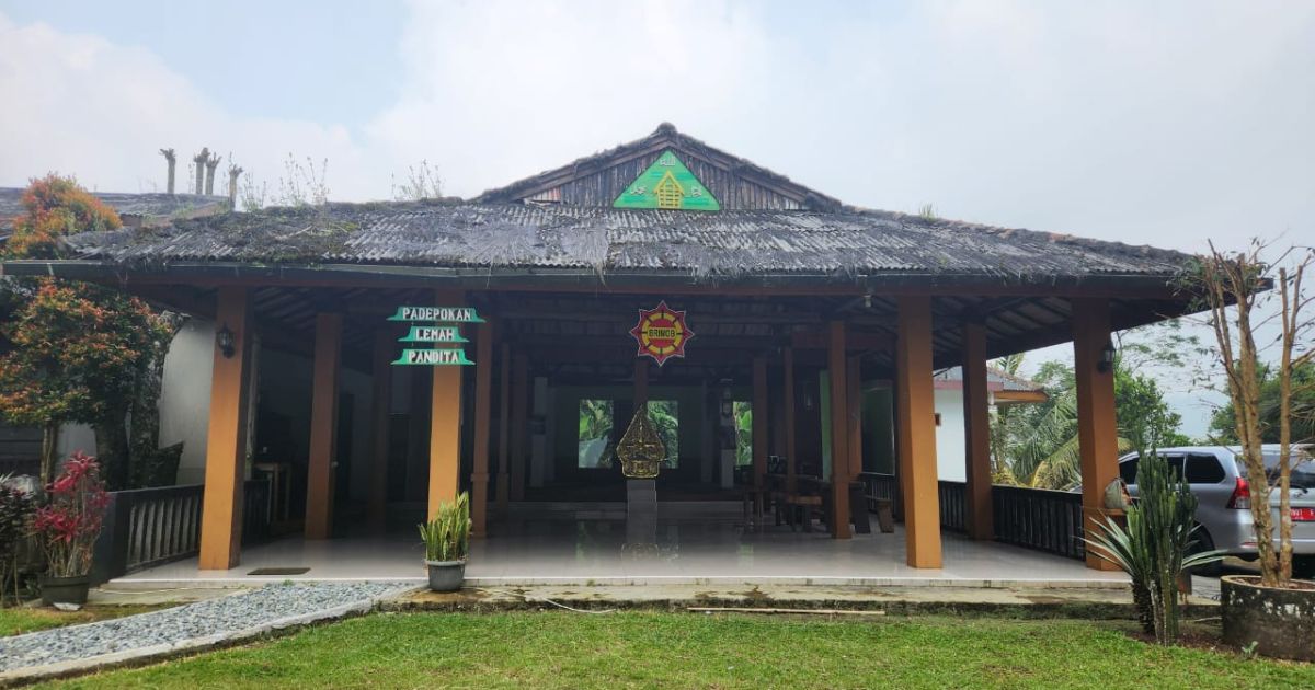 DPRD Kabupaten Bogor Gelar Paripurna Istimewa HJB di Desa pakai Meja-bangku SD