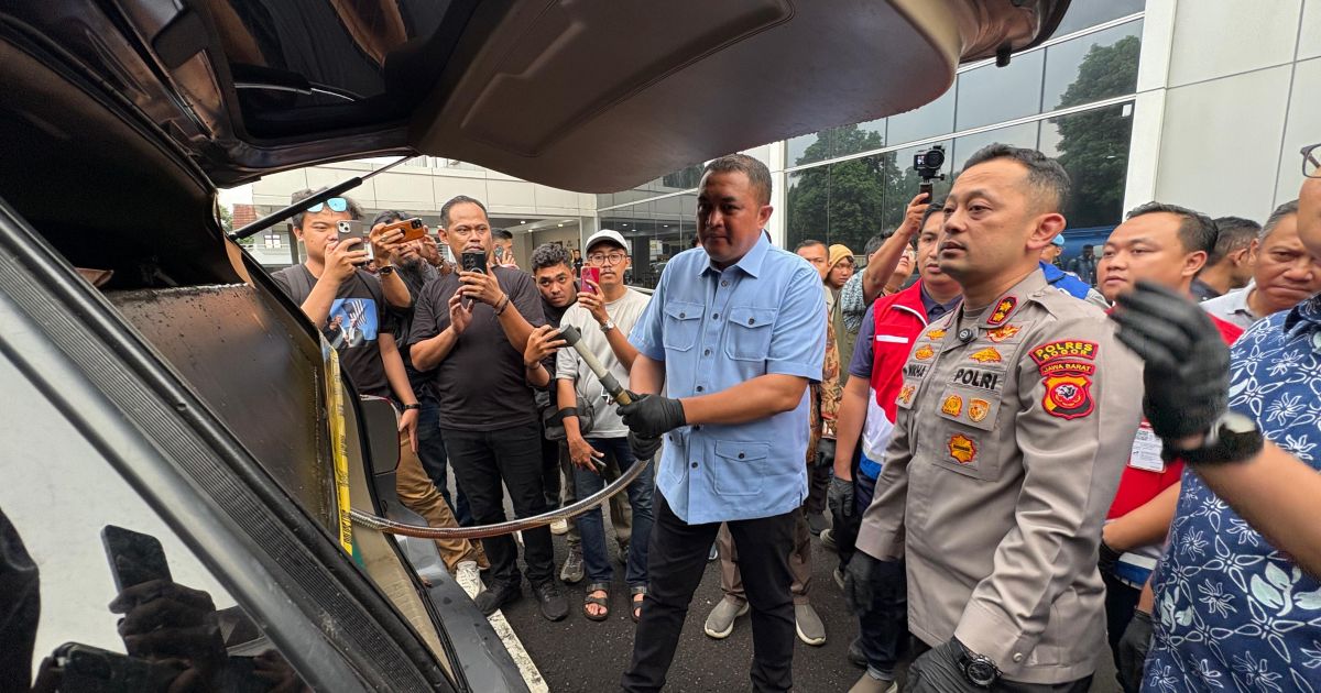 Kapolres Bogor AKBP Wikha bersama Bupati Bogor Rudy Susmanto saat melihat mobio modifikasi untuk penyalahgunaan BBM Subsidi. Foto : Sandi / bogorplus