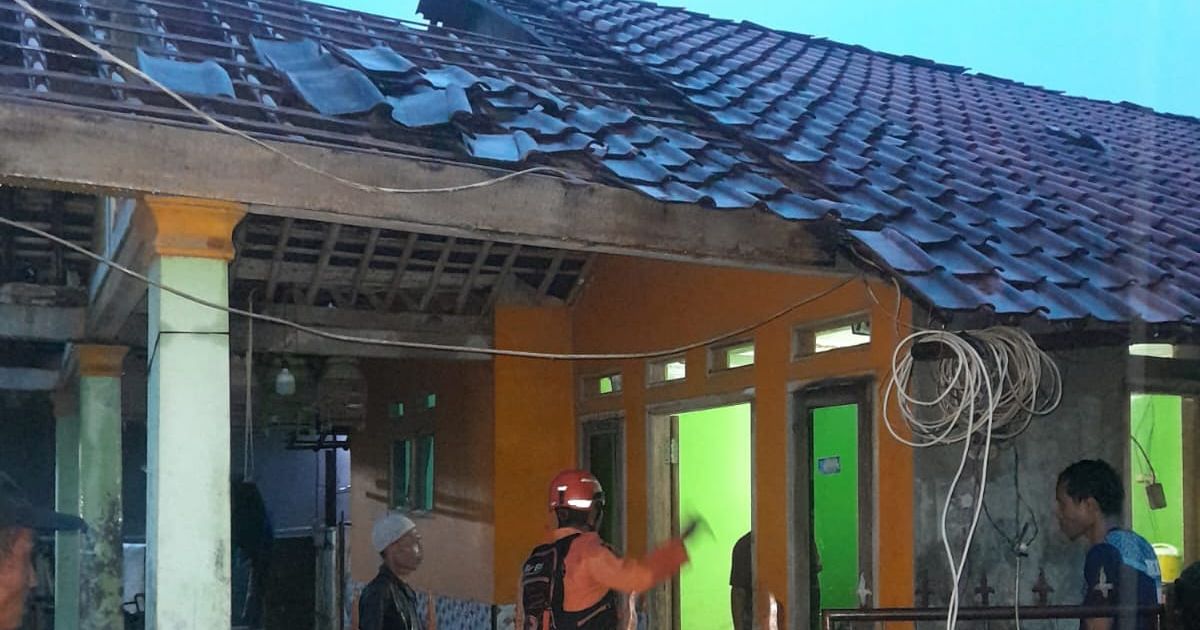 Hujan Deras dan Angin Kencang Porak-porandakan 90 Rumah di Rumpin