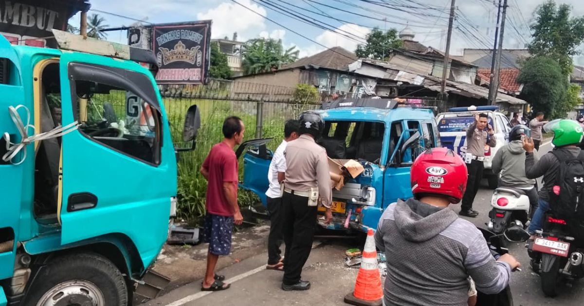 Angkot Adu Banteng dengan Truk Tangki di Cibungbulang, Tiga Orang Terluka