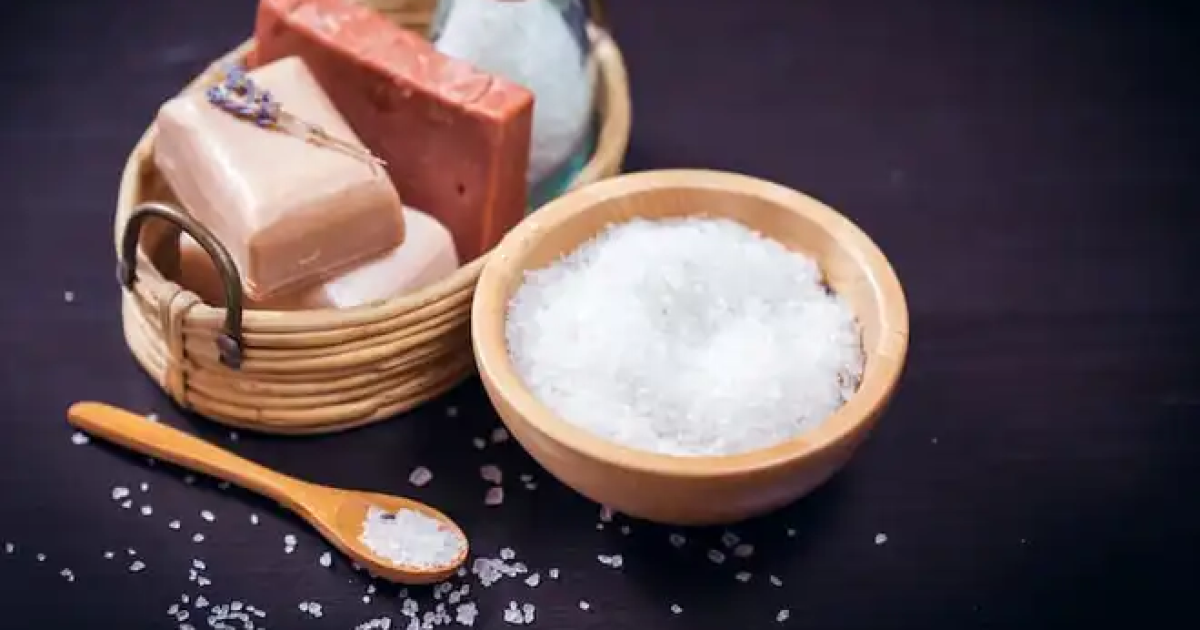 8 Manfaat Air Garam bagi Kesehatan dan Cara Tepat Menggunakannya