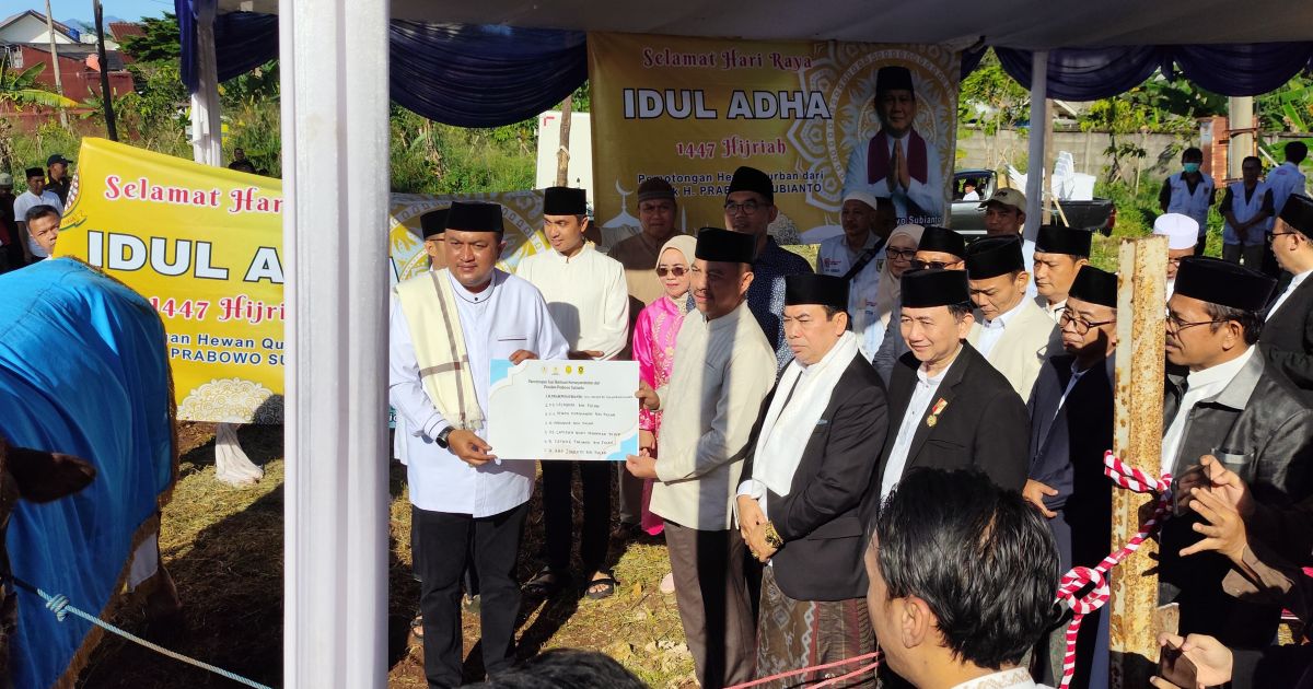 Pemkab Bogor Sembelih Sapi Kurban 1,2 Ton dari Presiden Prabowo Subianto