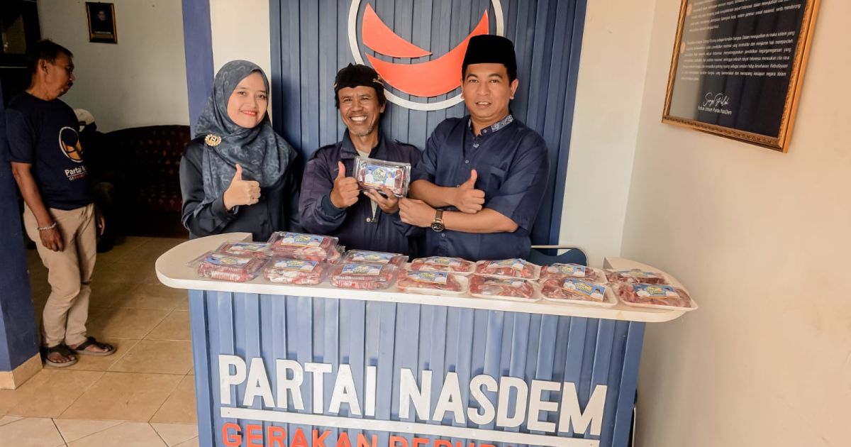 Iduladha 1447 H, NasDem Cimahi Bagikan 900 Paket Daging Kurban ke Warga