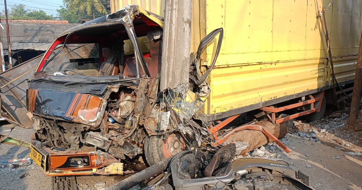Truk Box Oleng di Cileungsi, Hantam Tiang Listrik dan Motor Scoopy