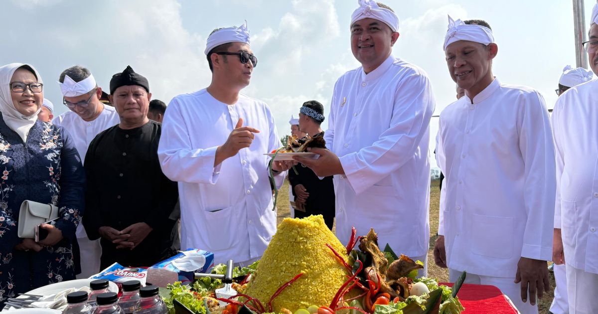 Bupati Bogor Rudy Susmanto usai memotong tumpeng dalam rangka Hari Jadi Bogor (HJB) ke-544 di Desa Malasari. Foto : Sandi / bogorplus