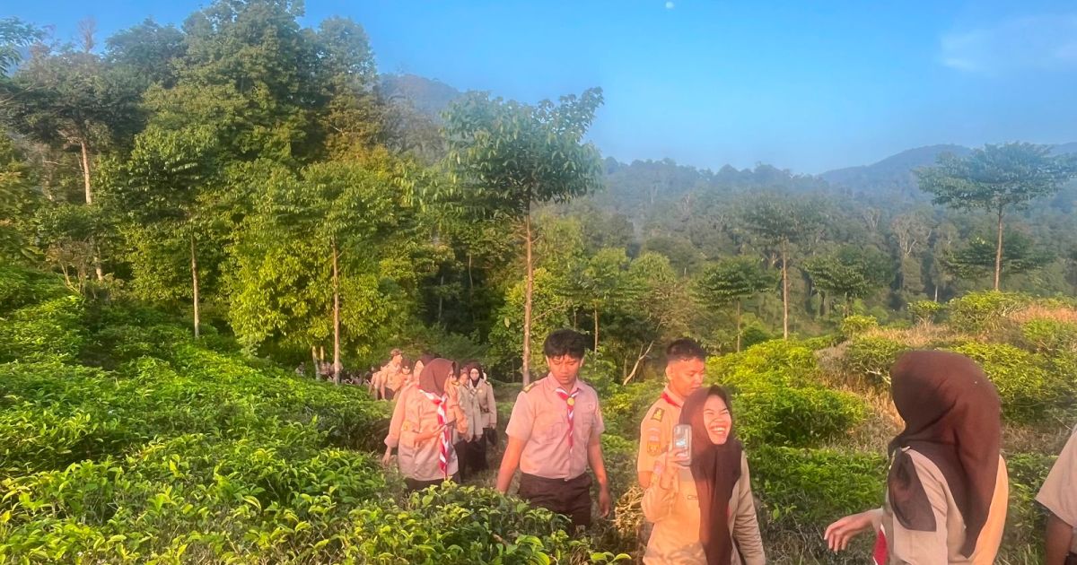 Anggota pramuka menuju lapangan upacara Hari Jadi Bogor (HJB) ke- 544 di Desa Malasari. Foto : Aden / bogorplus