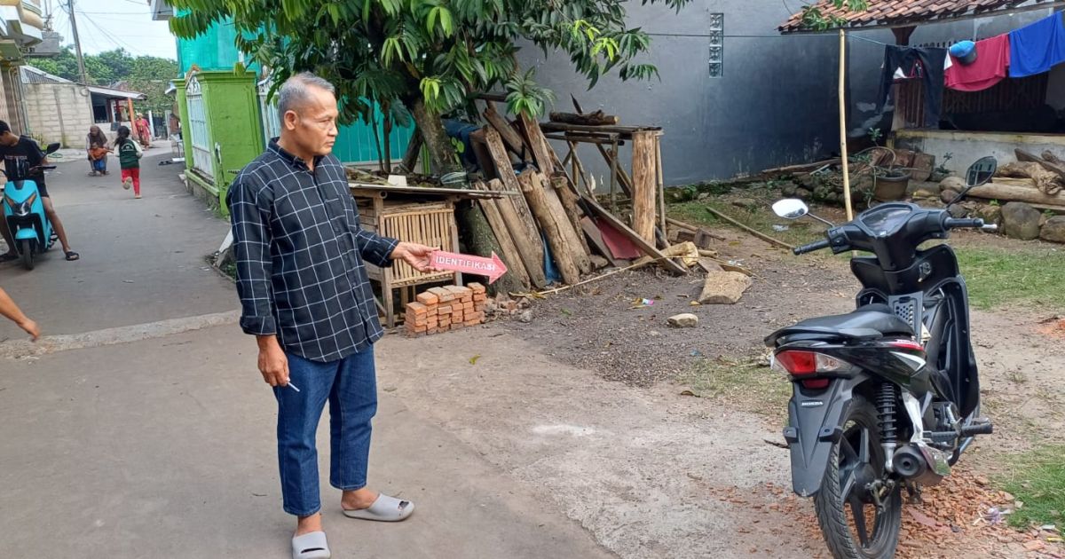 Polsek Cariu saat olah TKP warga yang dibacok ODGJ. Foto : Dok Polsek