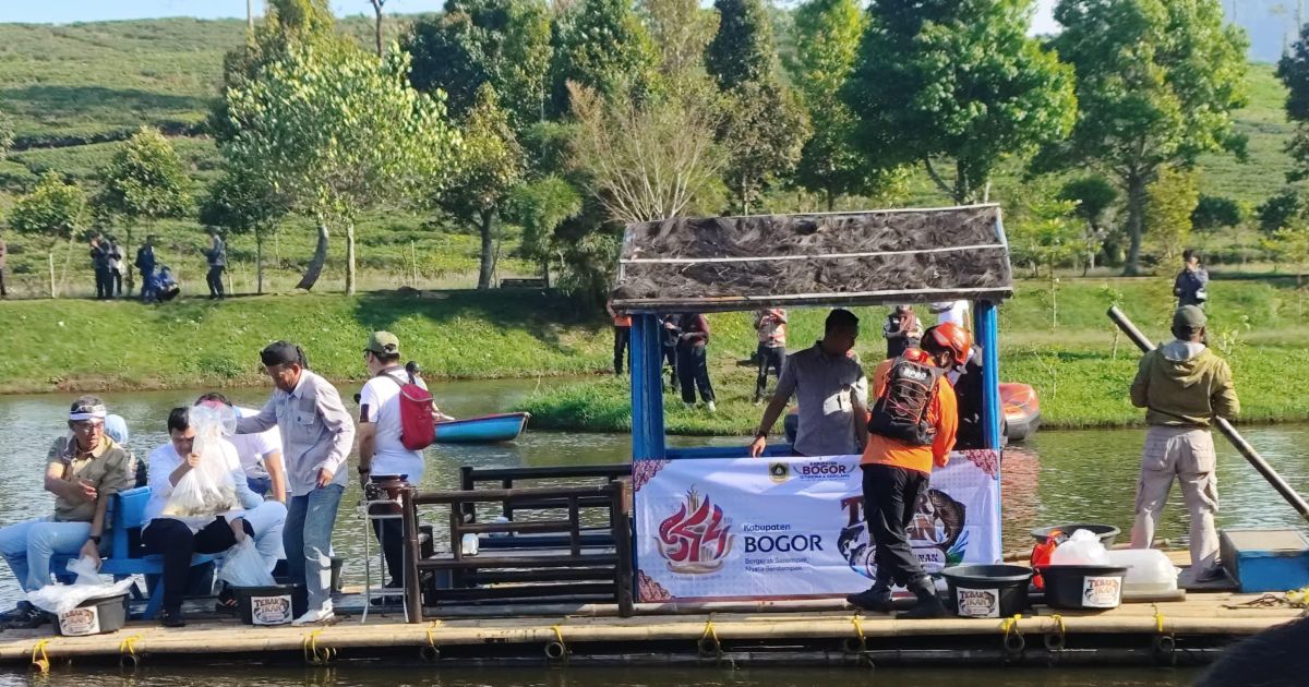 Perkuat Populasi Ikan Endemik, Pemkab Bogor Tebar 5.544 Ikan Lokal di Telaga Saat