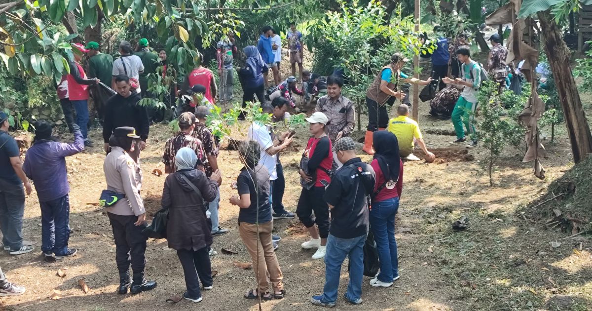 Warga, pelajar, dan anggota Aliansi Masyarakat Bogor Selatan (AMBS) menggelar aksi penanaman pohon, penebaran benih ikan endemik, serta pembersihan sampah di Kali Ciesek. Foto : Aden / bogorplus