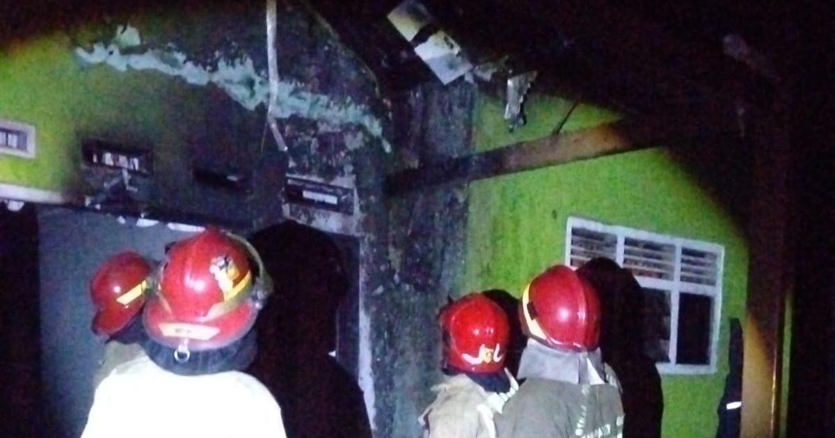 Kebakaran di salah satu rumah warga di Cileungsi, Kabupaten Bogor. Foto : Damkar