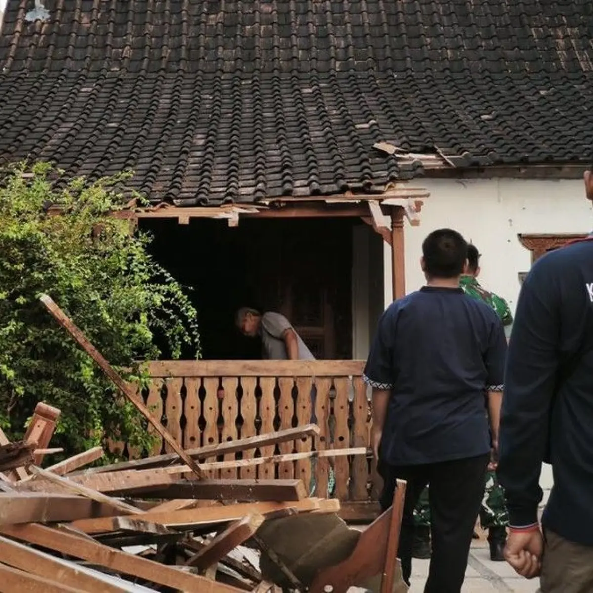 Gazebo Multifungsi Runtuh di Semarang Tengah, Dua Lansia Terjebak di Dalam Rumah
