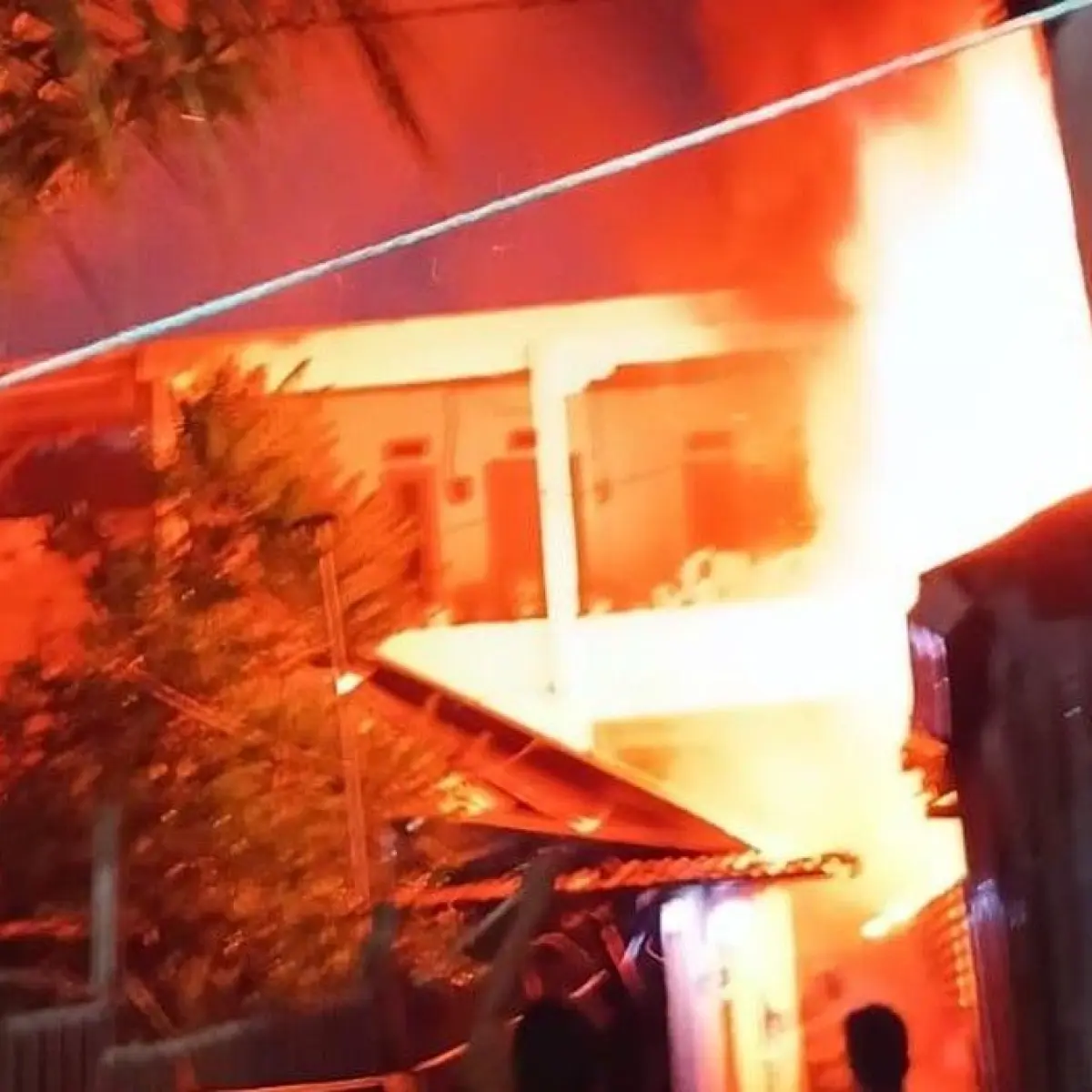 Api Lahap Bangunan Hunian dan Tempat Kos di Panakkukang, Makassar Malam Hari