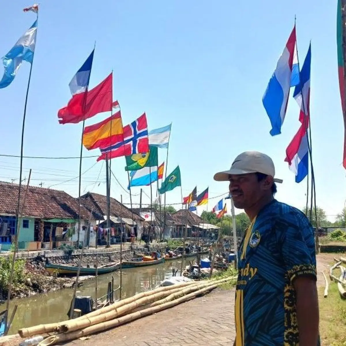 Semarak Piala Dunia 2026 di Pesisir: Nelayan Pasuruan Sulap Dermaga Jadi Lautan Bendera Raksasa