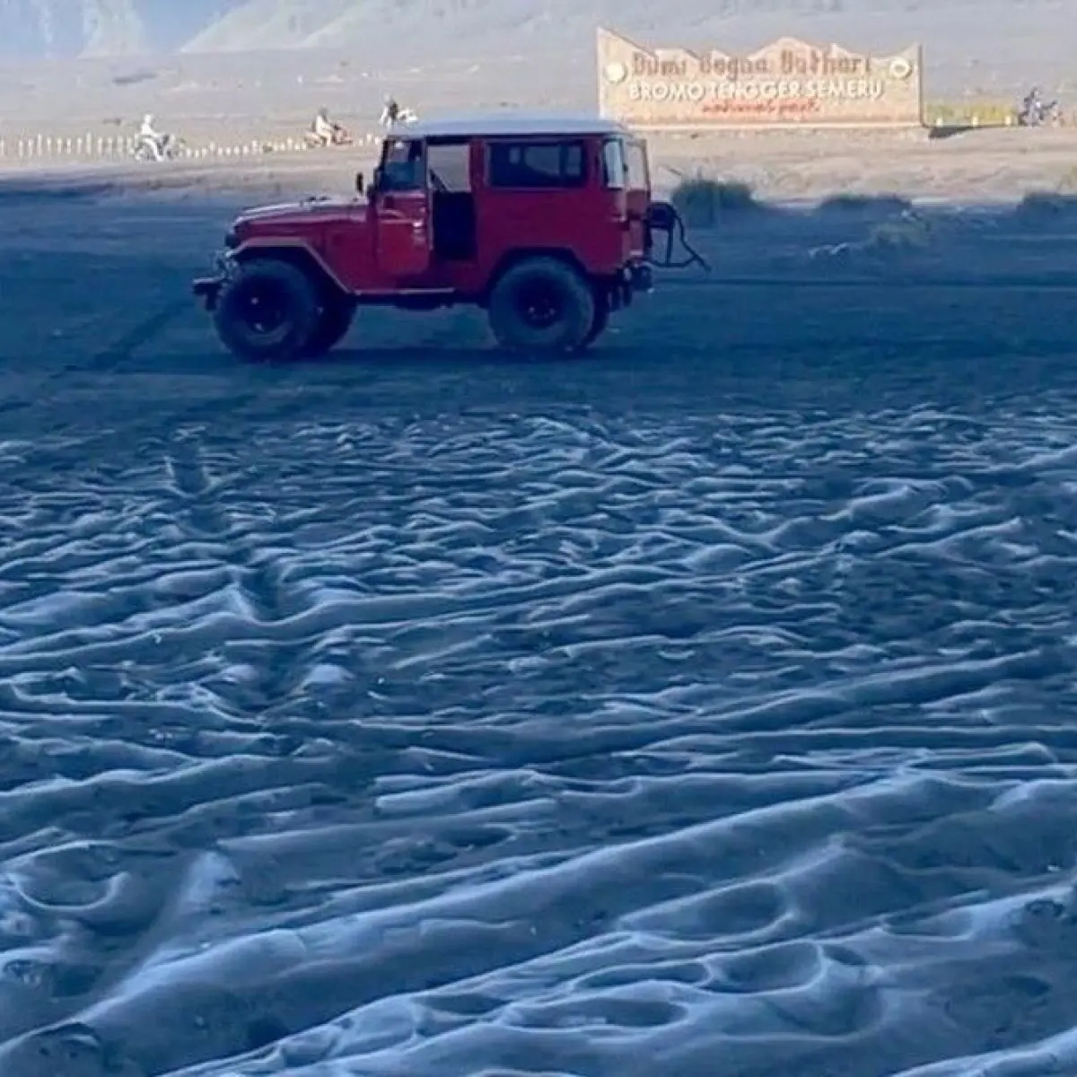 Fenomena 'Salju' Semu di Bromo: Embun Beku Hiasi Lautan Pasir di Suhu di Bawah 5 Derajat Celsius