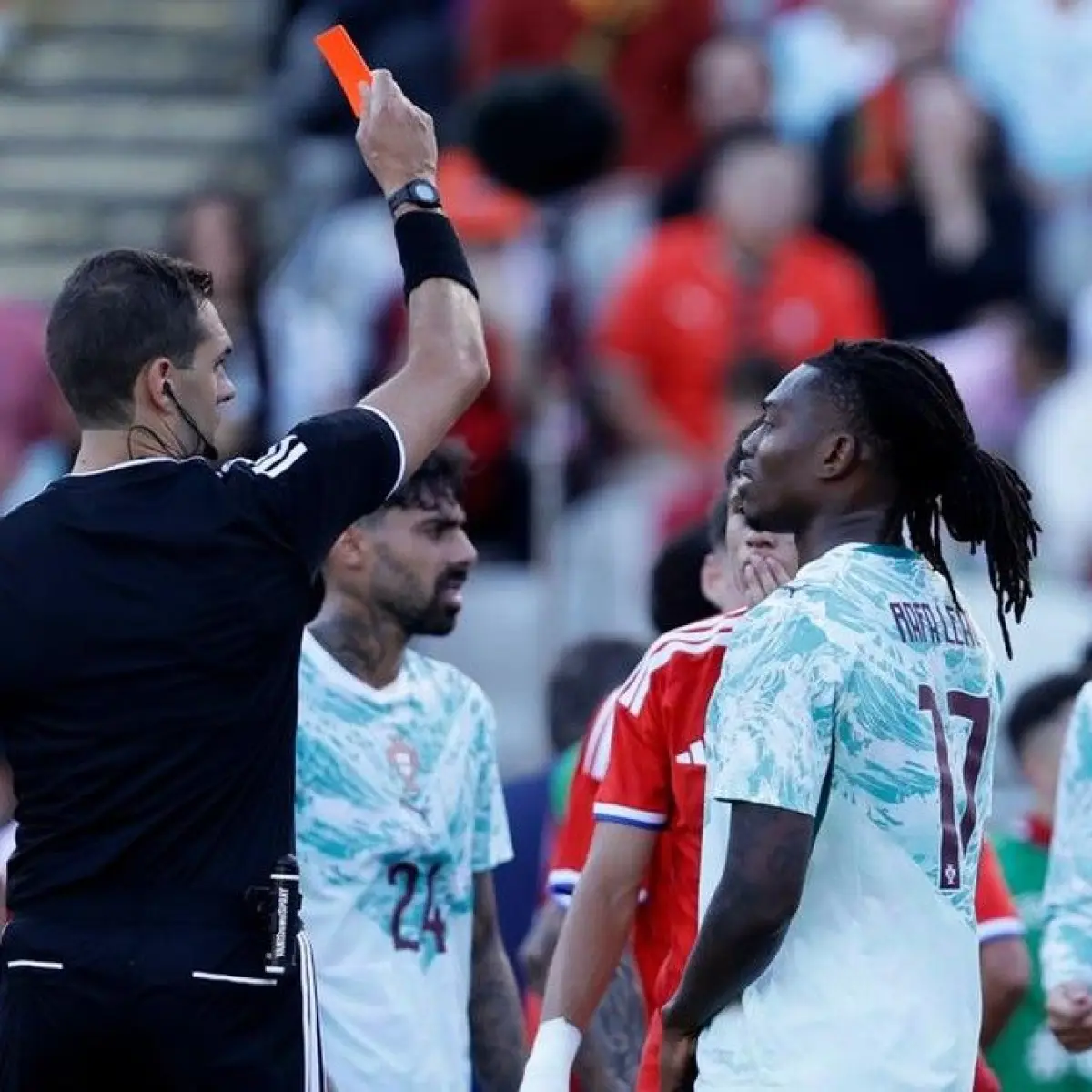 Rafael Leao Dikartu Merah Jelang Piala Dunia 2026, Aksi Bela Rekan Tim Picu Kontroversi di Laga Portugal vs Chile