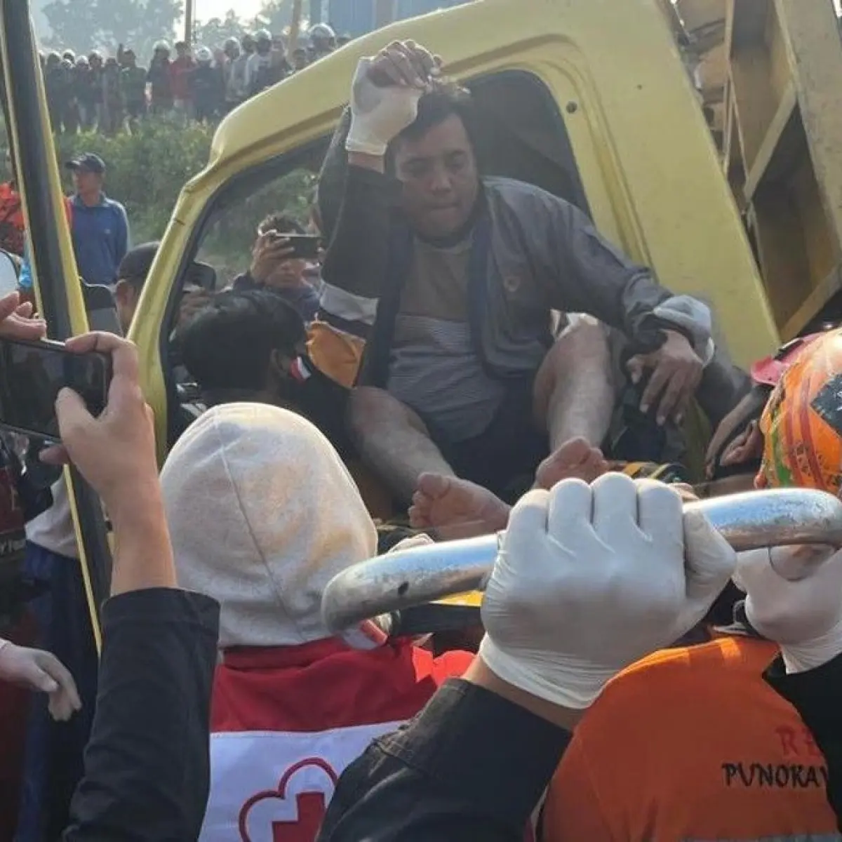 Evakuasi Dramatis di Mojokerto: Sopir Terjepit 2,5 Jam Usai Truk Bata Ringan Terguling di Bypass