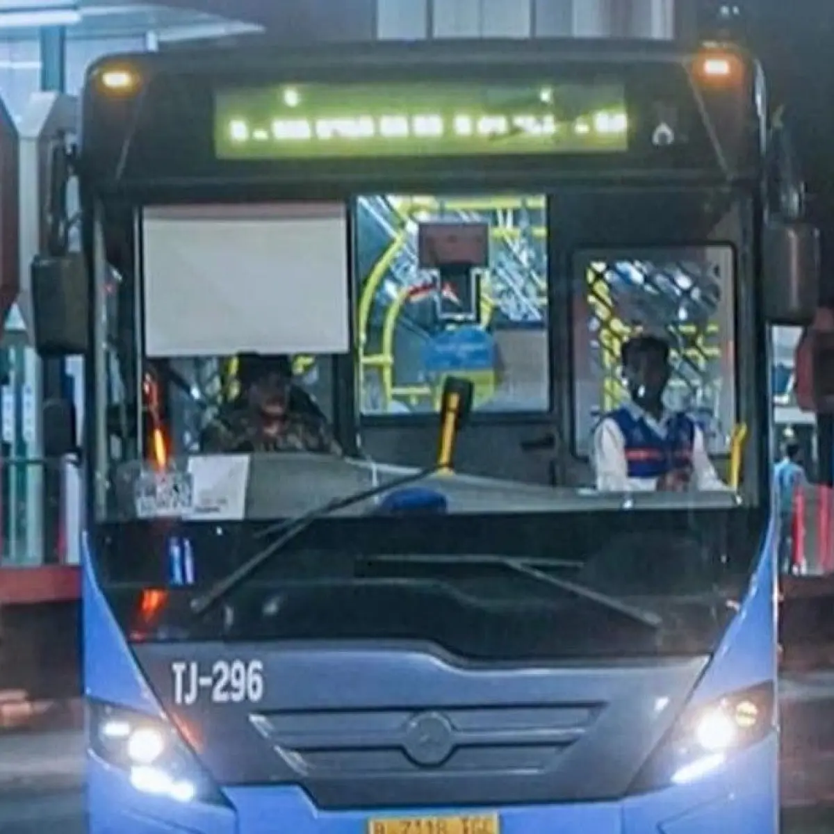 Sigap! Petugas Transjakarta Beri Pertolongan Cepat Penumpang Kejang di Halte Trikora