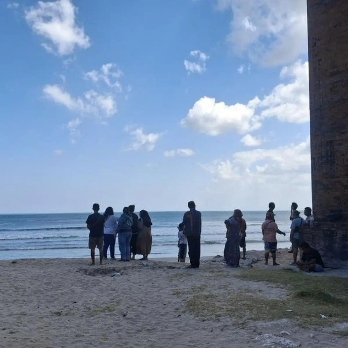 Keluarga Korban Terseret Ombak Pantai Kuta Pertahankan Posko Pencarian Hingga Batas Waktu Prosedural