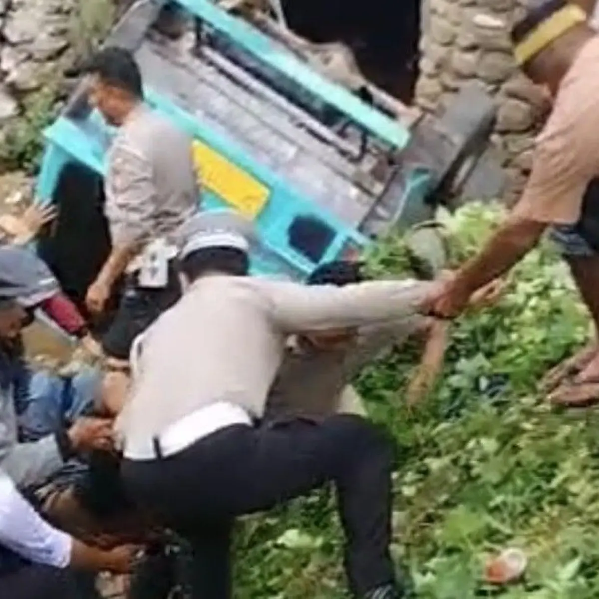 Petepete Angkut Siswa Terbalik di Soppeng, Lima Penumpang Dilarikan ke RS Pasca Hindari Lubang Jalan