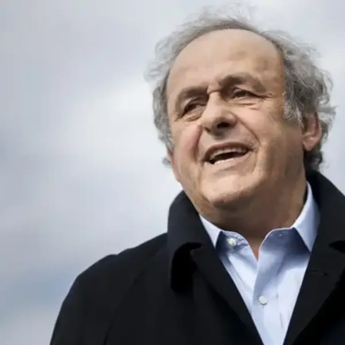 Mantan presiden UEFA, Michel Platini, tampak meninggalkan gedung pengadilan setelah putusan banding dari Kejaksaan Agung Swiss terhadap mantan presiden UEFA dan FIFA atas dugaan pembayaran palsu, di Muttenz dekat Basel, pada 25 Maret 2025. (Fabrice COFFRI