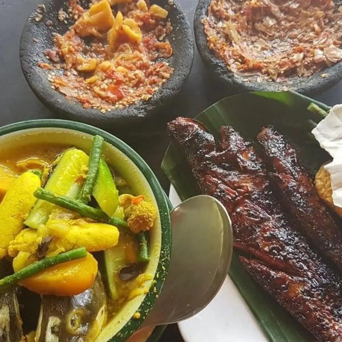 Foto: Lezatnya Lais Bakar dan Sambal Lucung khas Pangkalan Bun. (Sigit Pamungkas/detikKalimantan)