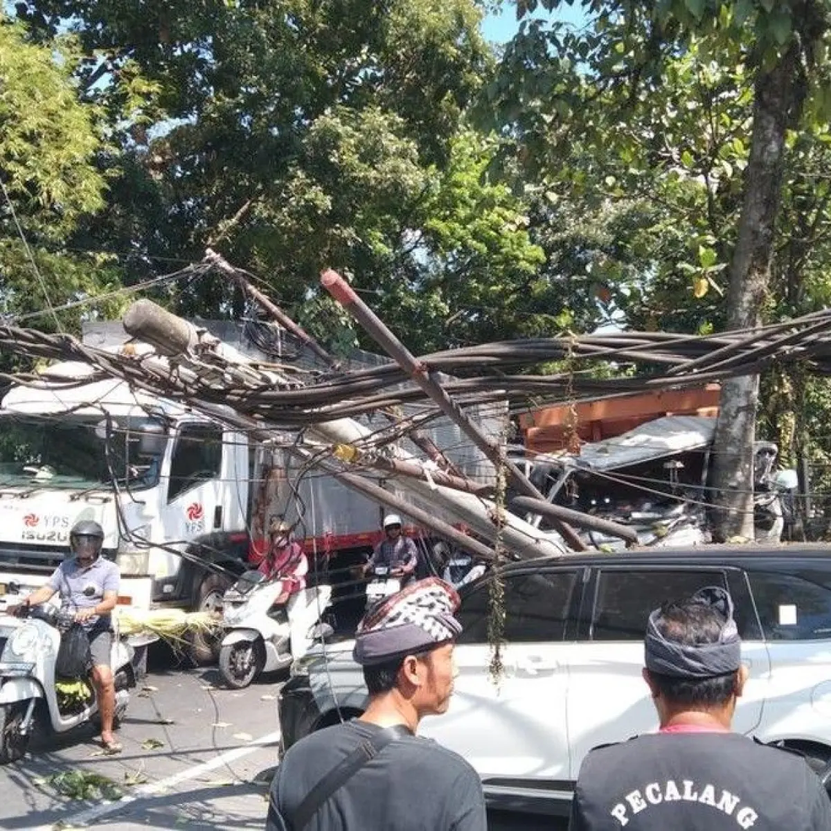 Rem Blong, Truk Semen Tabrak Pohon di Tabanan, Jalur Denpasar-Gilimanuk Lumpuh Belasan Kilometer