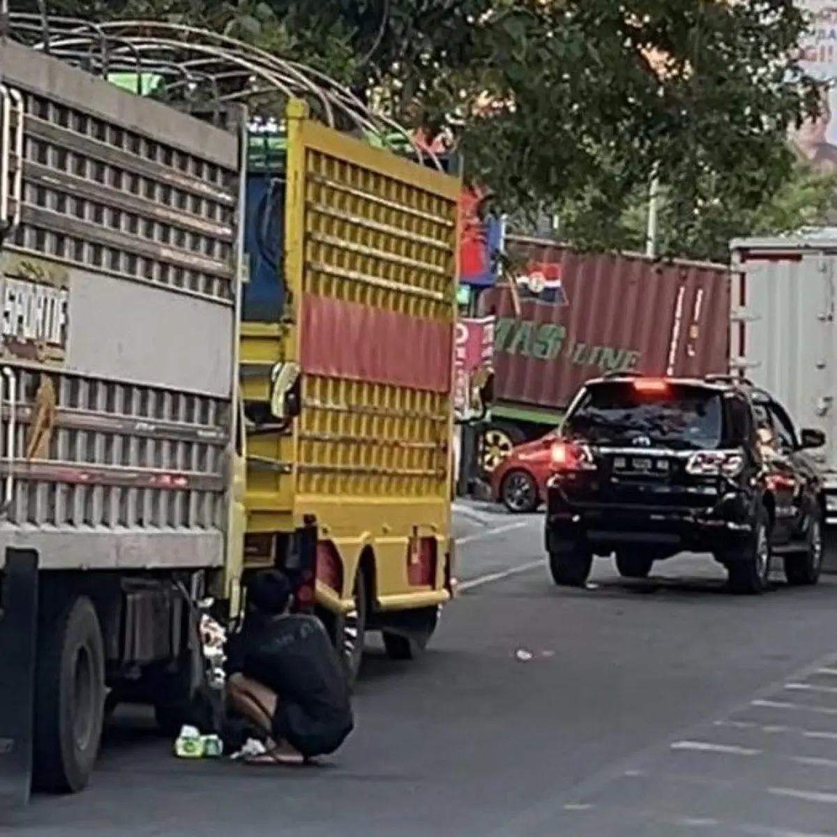 Antrean Panjang Truk Subsidi di Pettarani Makassar: Distribusi Solar Jadi Sorotan Sore Hari
