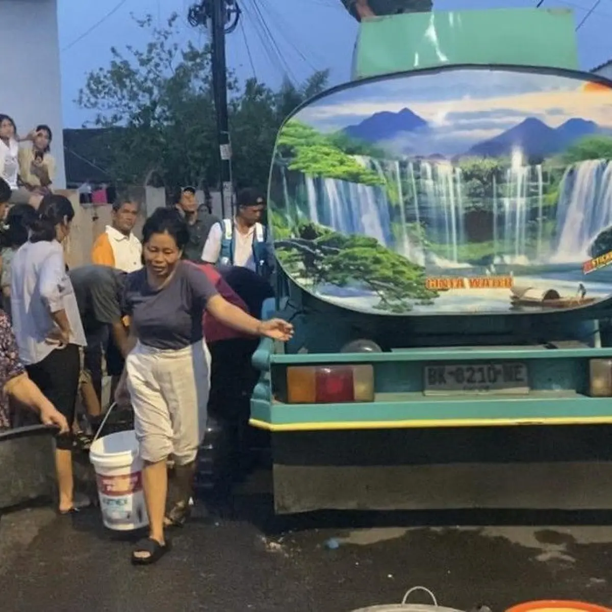 Distribusi Air PDAM Terganggu, Warga Medan Kota Terpaksa Berebut Pasokan Bantuan