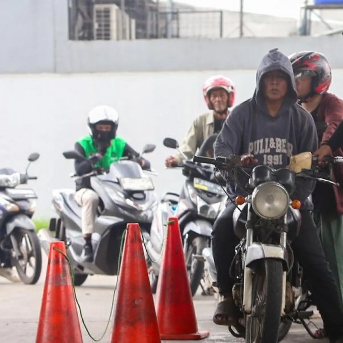 Beban Ganda Pengendara Motor di Tengah Kenaikan Harga BBM dan Suku Cadang