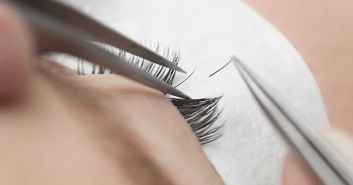 Mengintip Plus Minus Eyelash Extension: Hemat Waktu atau Risiko Kerusakan Bulu Mata?