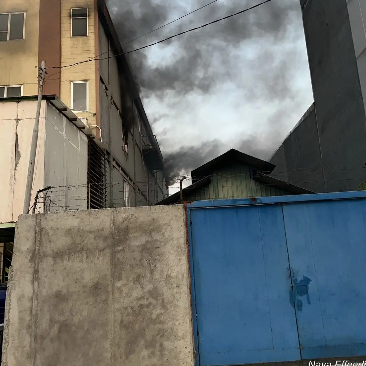 Kebakaran Hebat Hanguskan Gudang di Kalideres, 19 Unit Damkar Dikerahkan Tangani Api