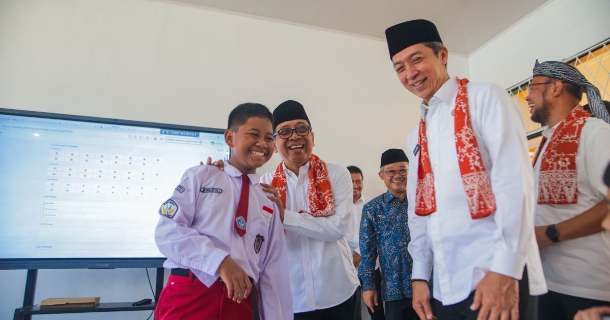Smartboard IFP Presiden Prabowo Tingkatkan Kualitas Belajar Siswa SDN Cimahpar 5