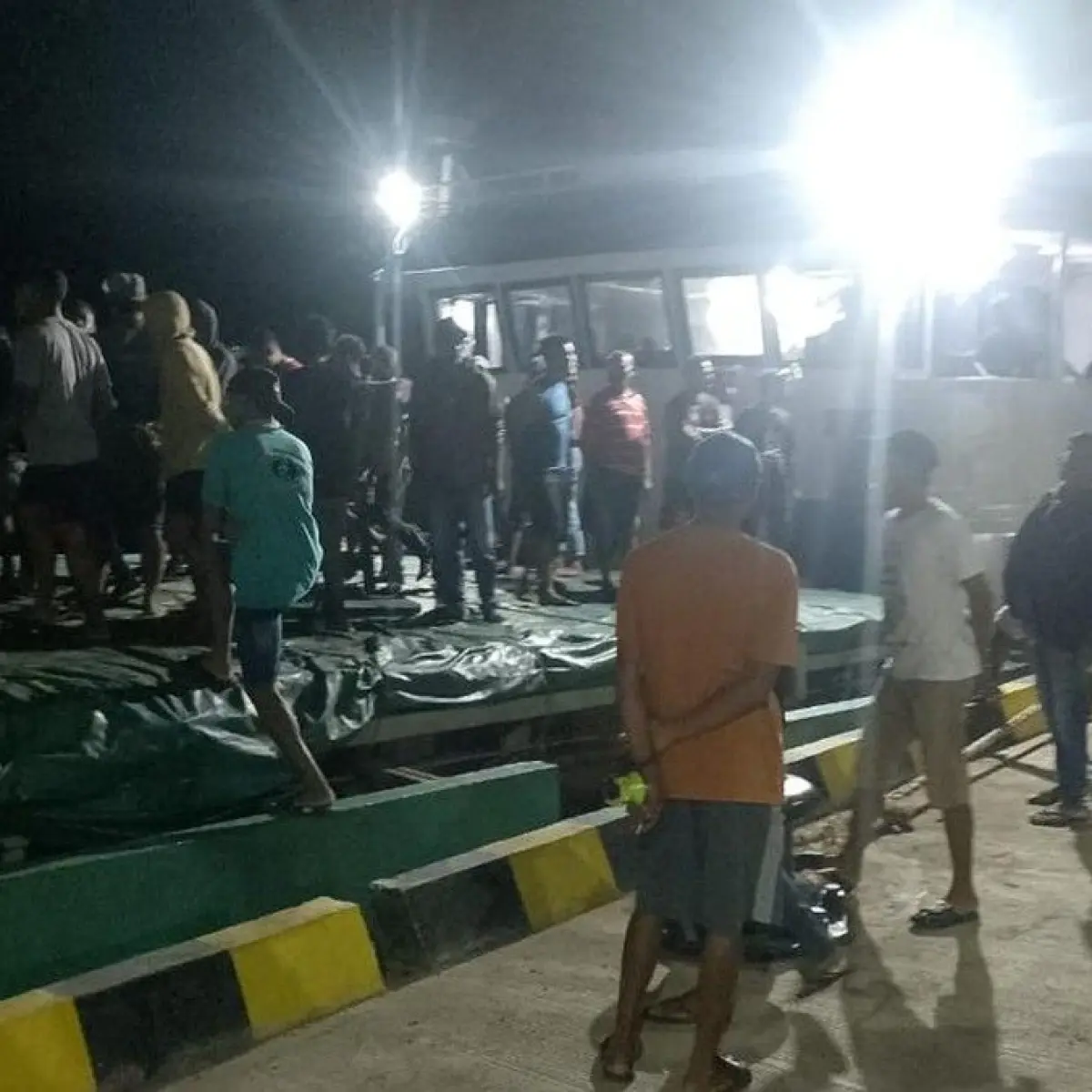 Tragedi Laut Maluku: Speedboat Tenggelam Dihantam Badai, Satu Penumpang Tewas