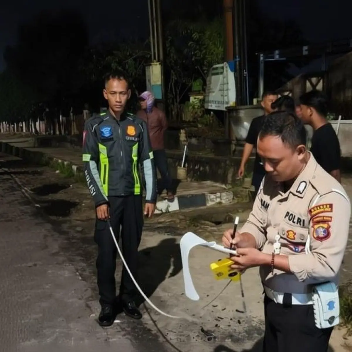 Polisi di lokasi Kecelakaan lalu lintas terjadi di Jalan Pangeran Diponegoro, Kecamatan Arut Selatan, Kabupaten Kotawaringin Barat (Kobar)/Foto: Sigit Pamungkas/detikKalimantan