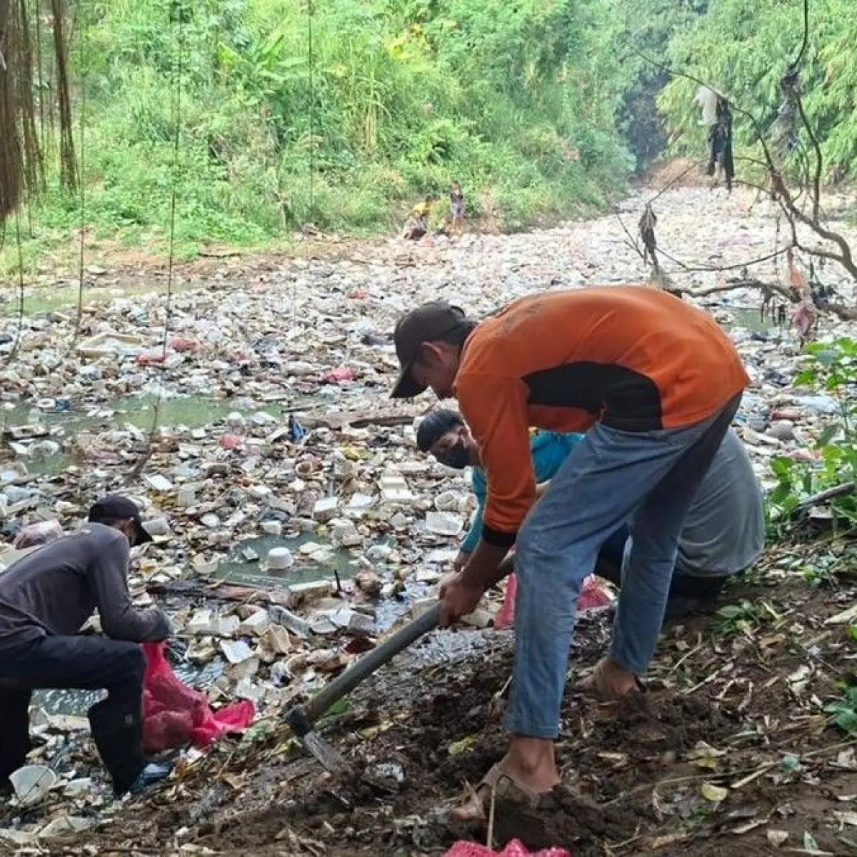 Kolaborasi Serang: Pemkot dan Warga Kompak Angkat Tumpukan Sampah di Sungai Cibanten