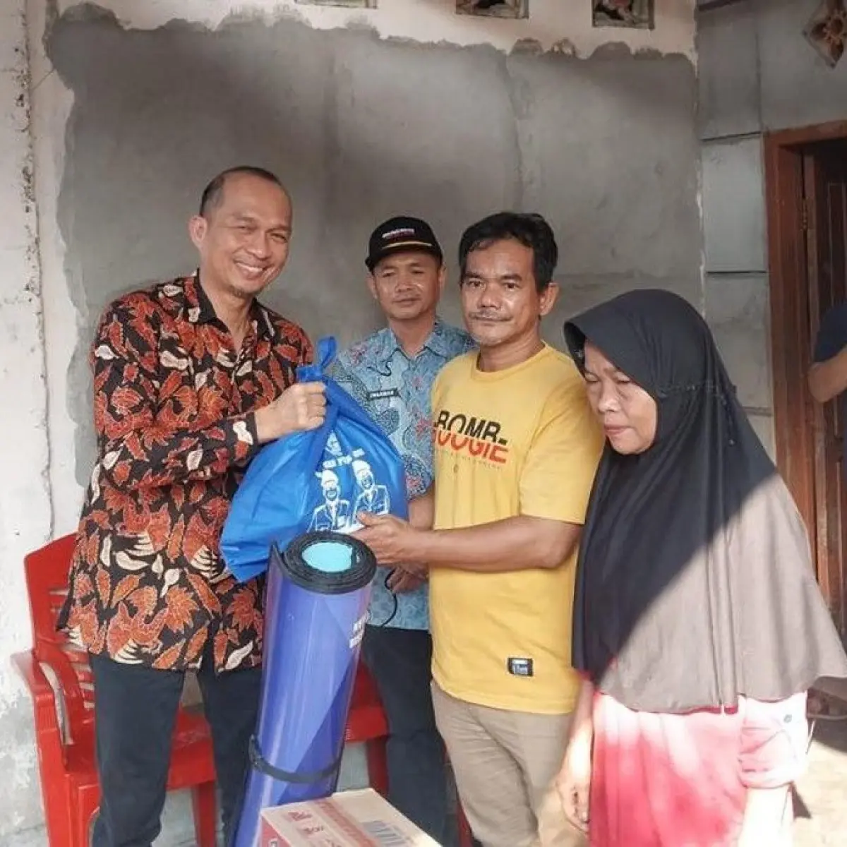 Pemkab OKU Gerak Cepat Distribusikan Bantuan Kebutuhan Dasar bagi Warga Terdampak Kebakaran Baturaja Timur
