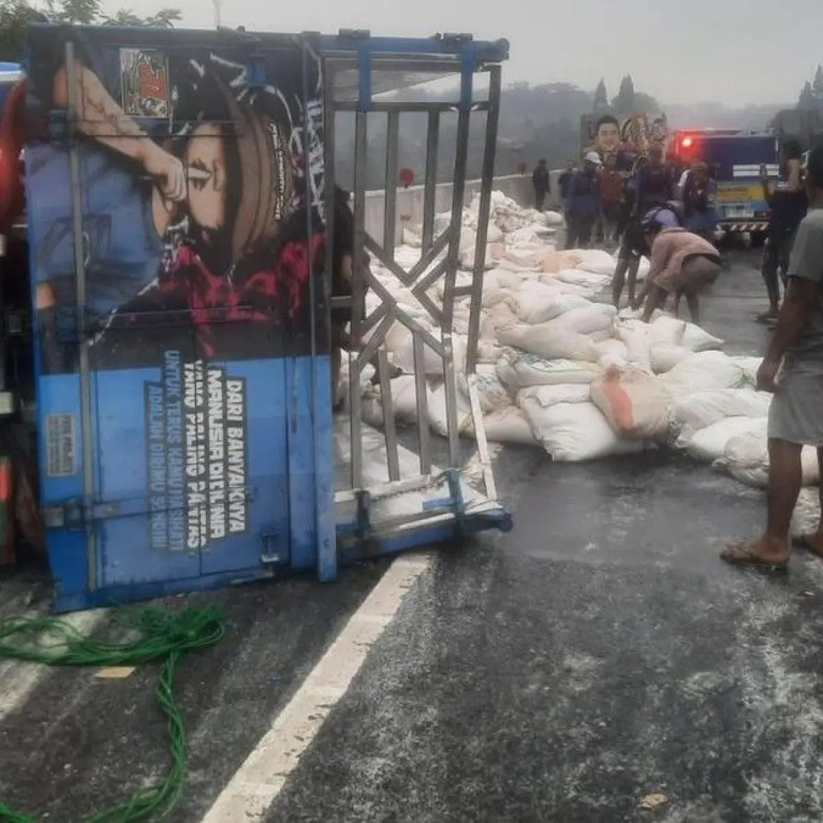 Kecelakaan Beruntun di Tol Cipularang: Sopir Truk Tewas, Bus Alami Kecelakaan Tunggal di Lokasi Berdekatan