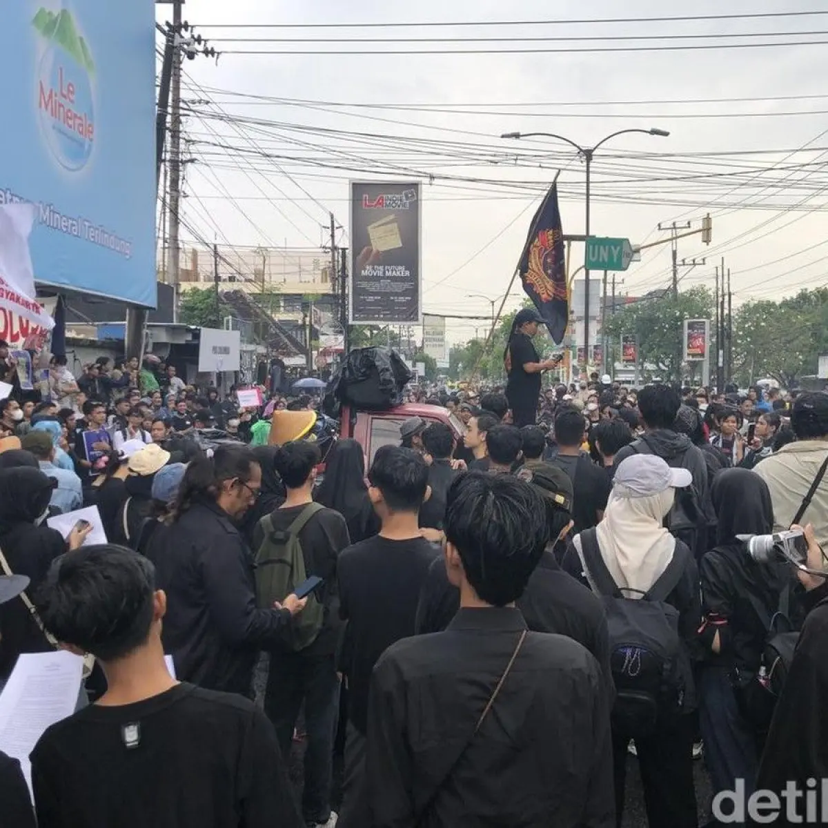 Ragam Elemen Masyarakat Suarakan 10 Tuntutan Kritis dalam Aksi Massa di Simpang Gejayan Sleman
