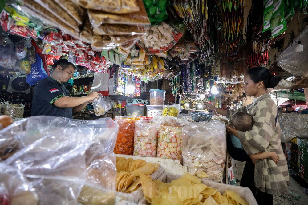 Pedagang melayani pembeli di salah satu pasar di Jakarta, Rabu (25/6/2025). Bisnis/Eusebio Chrysnamurti