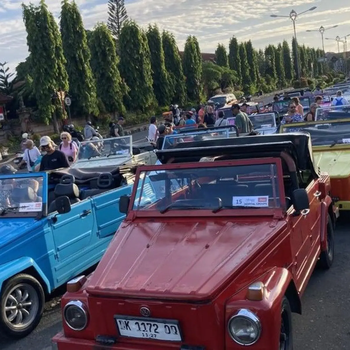 Konvoi Klasik VW Safari Bali Bawa Wisatawan Prancis Jelajahi Jejak Sejarah Klungkung