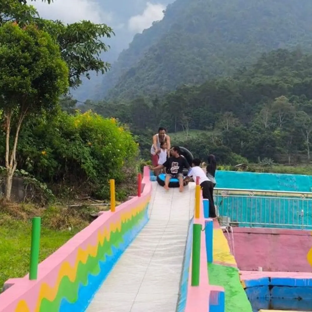 Menyelami Kesegaran Mata Air Gunung Ciremai di Objek Wisata Alam Bumi Pelangi Kuningan